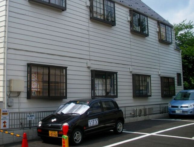 ハッピーシンドロームの駐車場|隣に駐車場有(外装は現在緑）