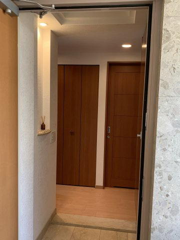 ワコーレ霞ヶ丘景彩館の玄関