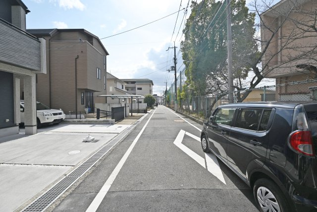 ブルーミングガーデン瑞穂町3丁目新築一戸建て│3LDK+並列駐車2台可（制限有）の前面道路含む現地写真|前面道路は南西側に約6m幅で広々としているので、駐車の際も安心です。