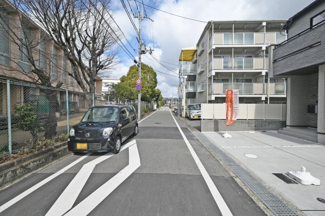 ブルーミングガーデン瑞穂町3丁目新築一戸建て│3LDK+並列駐車2台可（制限有）の前面道路含む現地写真|前面道路は南西側に約6m幅です。
本分譲地、目の前に「瑞穂小学校」が位置しており、お子様の通学の際も安心です。