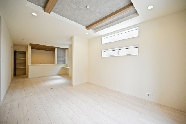 ブルーミングガーデン瑞穂町3丁目新築一戸建て│3LDK+並列駐車2台可（制限有）の居間・リビング|「視覚的に立体的なLDK」を常に考慮した設計が目を惹きます。写真のような折上天井も部分的な配置にすることで空間の住み分けや飽きの来ない生活を実現させます。