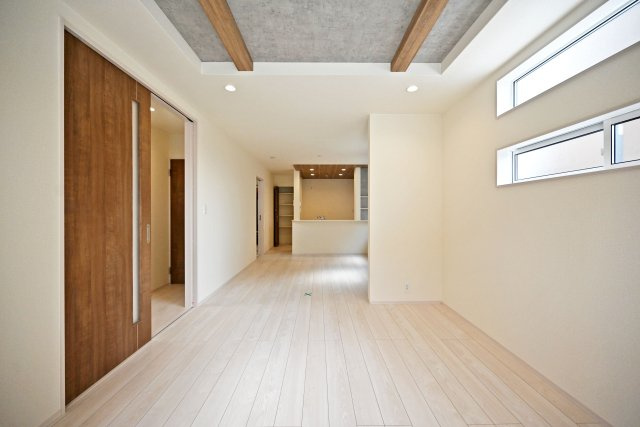 ブルーミングガーデン瑞穂町3丁目新築一戸建て│3LDK+並列駐車2台可（制限有）の居間・リビング|LDKは約19.2帖でダイニングテーブルやソファーを設置しても十分な広さとなっております！折上天井が採用されたLDKはとても華やかな空間となっております。
