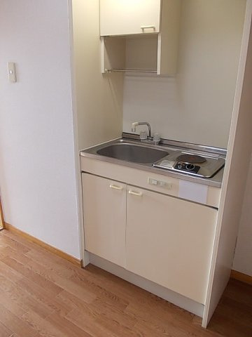 ドミール本城のキッチン|コンパクトなキッチンで掃除もラクラク