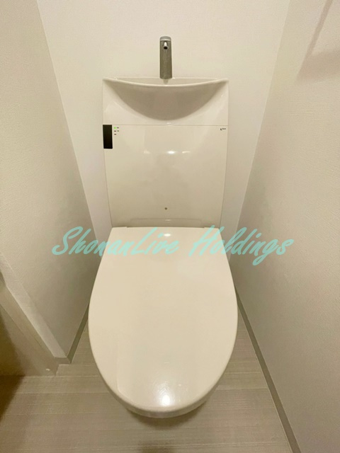 鎌倉市植木の賃貸マンションのトイレ|清潔感のあるトイレです