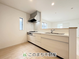 【キッチン】 | CRADLE GARDEN小山市東間々田第7　4 | 3口ビルトインコンロで同時調理可能♪ご家族との会話を楽しいながらお料理できるカウンターキッチン♪