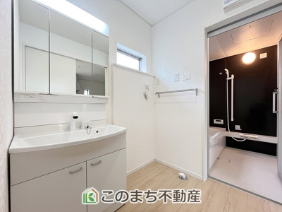 【独立洗面台】 | CRADLE GARDEN小山市東間々田第7　4 | 忙しい朝に重宝する三面鏡付き☆伸びるホースの洗面化粧台♪
