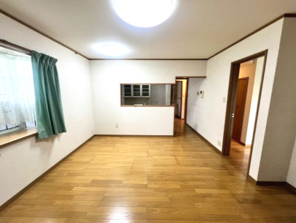 高島市今津町南新保中古戸建の居間・リビング