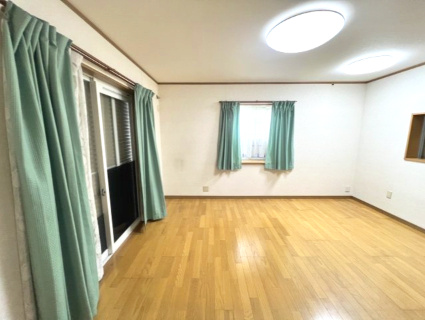 高島市今津町南新保中古戸建の居間・リビング