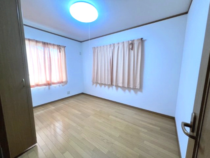 高島市今津町南新保中古戸建の洋室