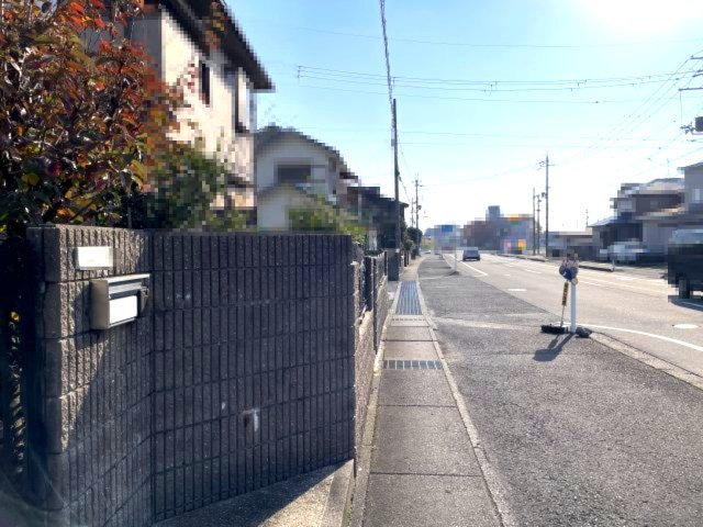 高島市今津町南新保中古戸建の前面道路含む現地写真