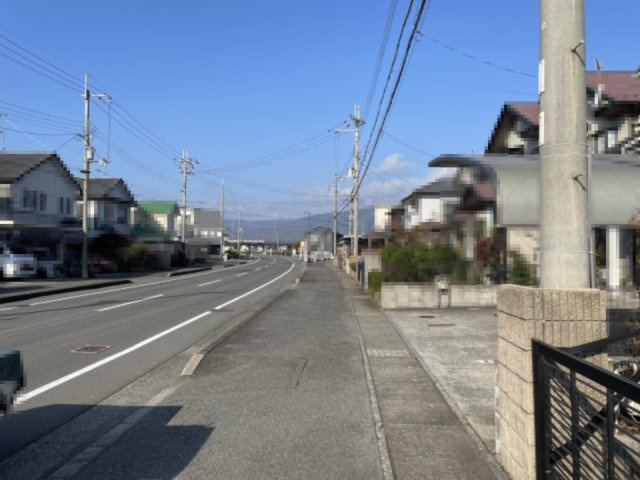 高島市今津町南新保中古戸建の前面道路含む現地写真