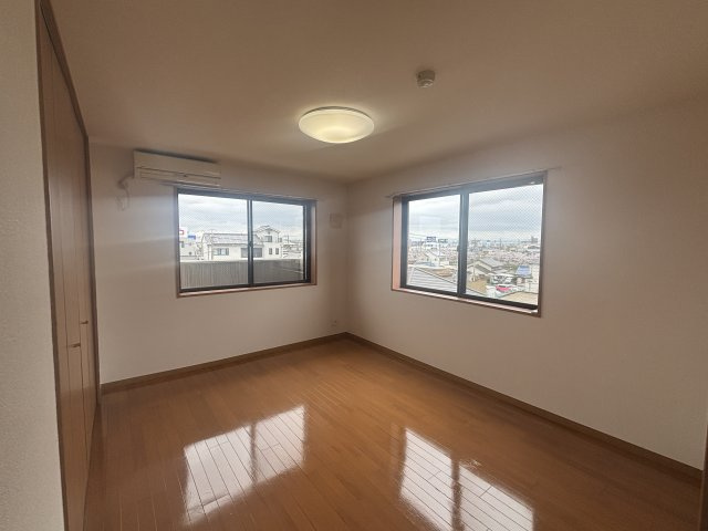 ライトクロト半田の洋室|別部屋反転間取のお写真になります。参考にご覧くださいませ。
