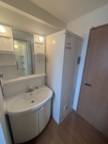 ライトクロト半田の洗面所|別部屋反転間取のお写真になります。参考にご覧くださいませ。
