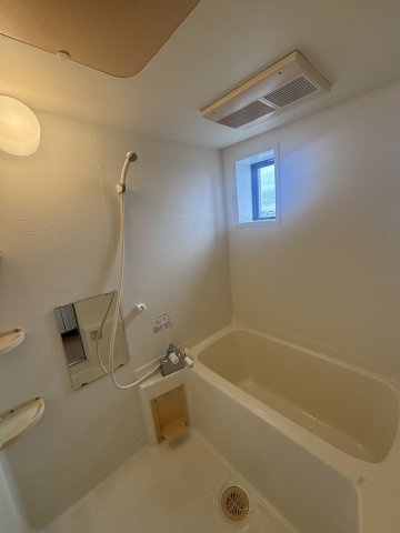 ライトクロト半田の浴室|別部屋反転間取のお写真になります。参考にご覧くださいませ。