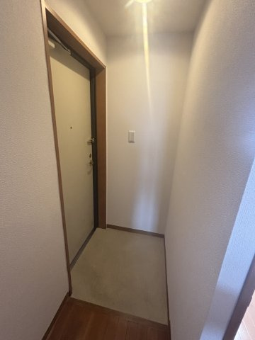 ライトクロト半田の玄関|別部屋反転間取のお写真になります。参考にご覧くださいませ。