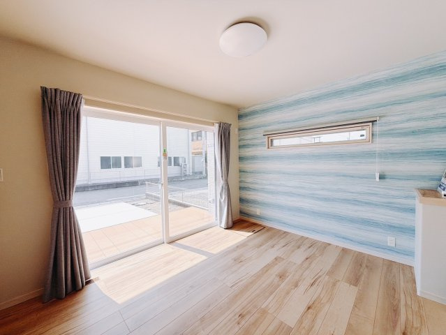 【中古戸建】太田市龍舞町の洋室|■洋室｜1階洋室にはアクセントクロスをあしらい、ホテルのような落ち着いた空間を演出しました。南向きなので陽当りも良く、朝は爽やかな陽射しがお部屋を包みます☆