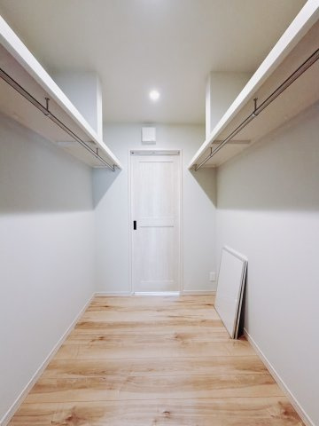 【中古戸建】太田市龍舞町の収納|■WIC｜お洋服はもちろん、使う頻度の少ない家具や小物・場所を取りがちな旅行用のスーツケースなどもしまえます。また、厚手のコートをしまっても充分な広さを堪能できるプランです♪