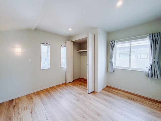 【中古戸建】太田市龍舞町の洋室|■2階洋室｜「今日も一日お疲れ様」とゆったりくつろげる寝室。毎日の家事やお仕事に疲れた日はフカフカのベットで癒されてください♪