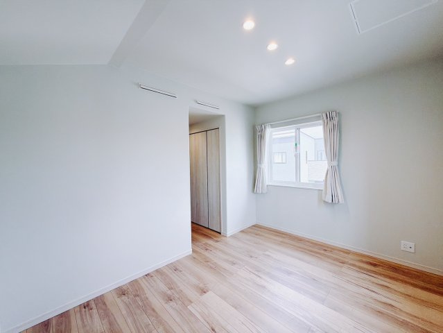 【中古戸建】太田市龍舞町の洋室|■2階洋室｜ナチュラルカラーの床です。模様替えなどとても楽しく工夫できます♪陽当たり、風通しもとても良いので毎日快適な生活スタートです！子供部屋にも良いですね♪