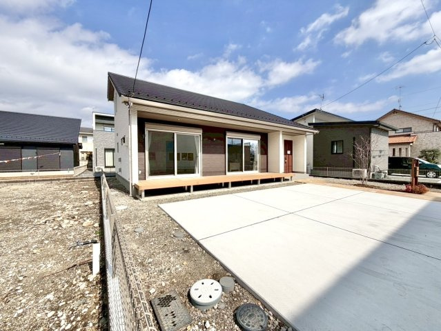 【中古戸建】太田市龍舞町の外観|■外観｜南西側のお庭なので暗くなりがちな夕方も明るい印象にしてくれます♪道路から離れたお庭なのでお子様が外で遊ぶ際も安心です♪リビングからお庭が見える子育て世帯にも嬉しい設計です♪