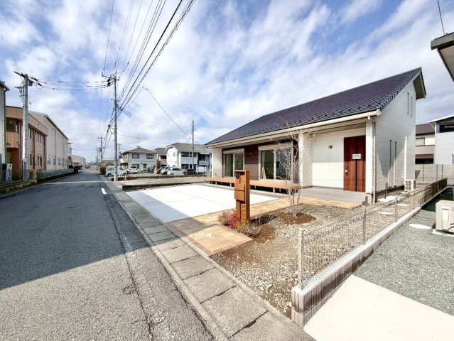 【中古戸建】太田市龍舞町の外観|■外観｜室内の隅まで陽射しが差し込みやすい全居室南向き♪