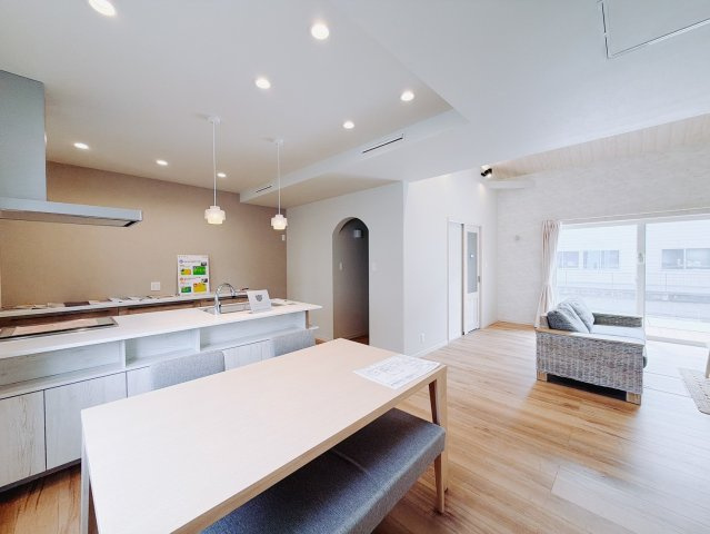 【中古戸建】太田市龍舞町の居間・リビング|■リビング｜22帖もある広々としたLDKでは今日あった出来事をご家族みんなでおしゃべりができます♪ご家族みんなが顔を合わせるリビングにはこだわり抜いたデザインを採用しております。