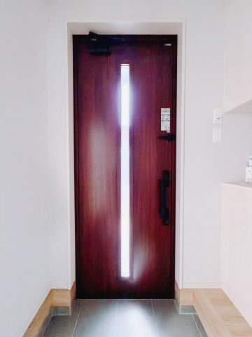 【中古戸建】太田市龍舞町の玄関|■玄関｜永く居心地のいい暮らしを演出する快適性能と安心を両立させた玄関ドア。