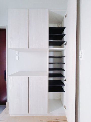 【中古戸建】太田市龍舞町の収納|■玄関｜玄関横の物入は急な来客時でもさっとお片付けできるスペースを確保しています。