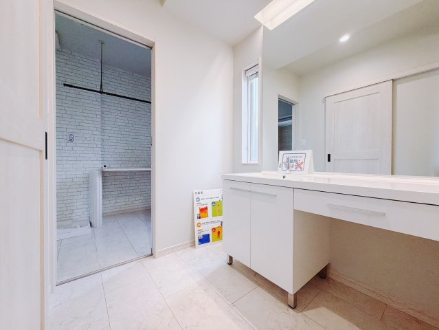 【中古戸建】太田市龍舞町の独立洗面台|■洗面室｜ゆとりのある洗面脱衣室ではお子様と並んで歯磨きもできるので一緒に成長を楽しめます♪ひろびろとした洗面室で、朝の準備も楽しくなります☆.*