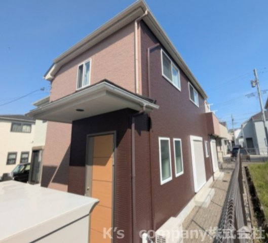■高座郡寒川町小谷2丁目　中古戸建の外観|落ち着いたブラウンの外壁が、街並みと優しく調和する外観♪