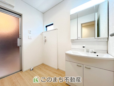 【洗面所】 | CRADLE GARDEN小山市東間々田第7　5 | 忙しい朝に重宝する三面鏡☆伸びるホースの洗面化粧台♪