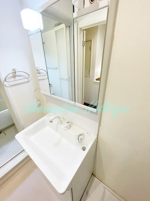 茅ヶ崎市東海岸北４丁目のテラスの洗面所|明るい洗面所です