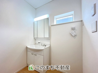 【洗面所】 | CRADLE GARDEN小山市東間々田第7　6 | 忙しい朝に重宝する三面鏡付き♪伸びるホースの洗面化粧台♪