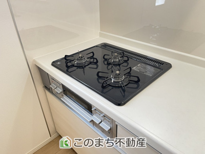 【キッチン】 | CRADLE GARDEN小山市東間々田第7　6 | 3口ビルトインコンロで同時調理可能☆