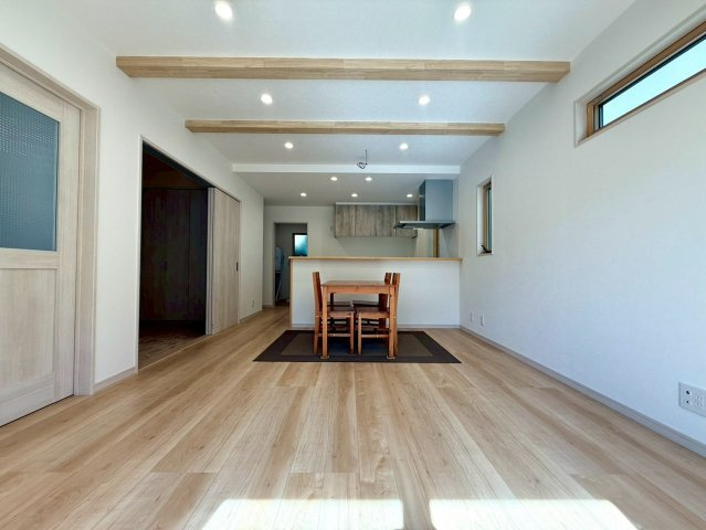 吾川郡いの町枝川4LDKの居間・リビング|梁見せ天井がアクセント。ナチュラルな雰囲気のLDK