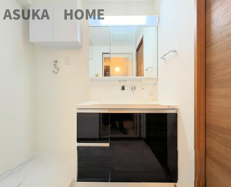 ライオンズマンション横浜大通り公園南の独立洗面台|清潔感のある色で統一された空間は、身だしなみチェックや肌のお手入れに最適です。