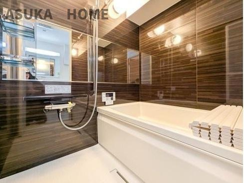 ライオンズマンション横浜大通り公園南の浴室|浴室乾燥機付きの広々としたバスルームで一日の疲れを癒してくださいね。
