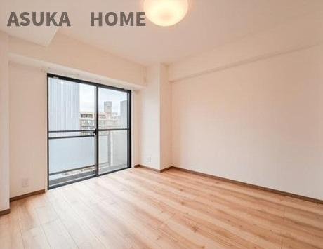 ライオンズマンション横浜大通り公園南の洋室|広さもゆったりして窓からの光が優しく心安らぐお部屋になりますね。