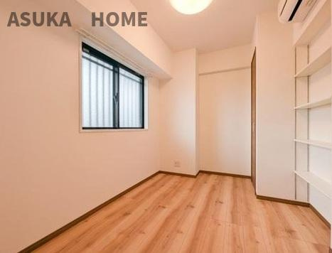 ライオンズマンション横浜大通り公園南の洋室|落ち着きのある洋室で、休日はゆっくり一人の時間を楽しめますね。