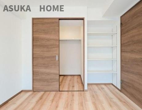 ライオンズマンション横浜大通り公園南の洋室|お荷物の多いご家族も安心の収納です。助かりますね！