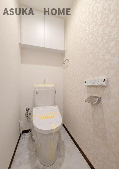 ライオンズマンション横浜大通り公園南のトイレ|シンプルで使いやすいトイレです。温水洗浄便座付で快適に使用できますね。