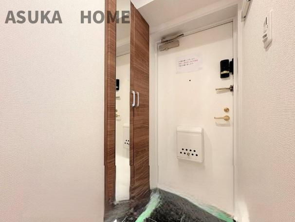 ライオンズマンション横浜大通り公園南の玄関|飾リ過ぎないシンプルな内装とデザインで統一していて気持ち良い玄関ですね。