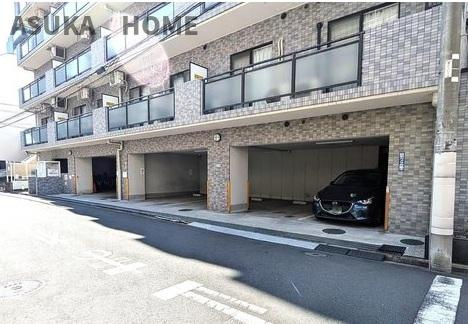 ライオンズマンション横浜大通り公園南のその他|平置き型駐車場です。天気にも左右されず、傷みなどにも安心できますね。