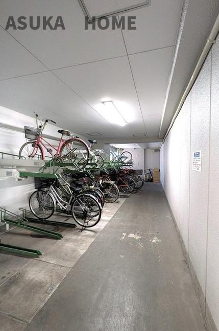 ライオンズマンション横浜大通り公園南の駐車場|屋内なので天気にも左右されず、防犯や傷みにも安心できますね。