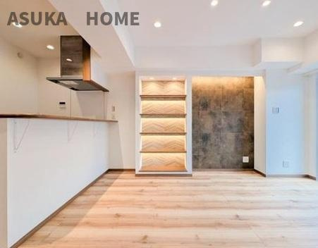 ライオンズマンション横浜大通り公園南の居間・リビング|陽当たり良好の明るいリビングは家族との憩いの場所ですね。