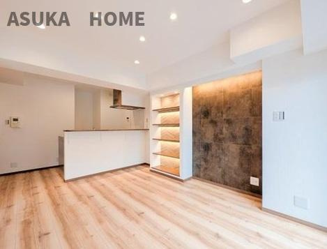 ライオンズマンション横浜大通り公園南の居間・リビング|窓からは明るい光が差し込みます！電気をつけなくても明るいです。