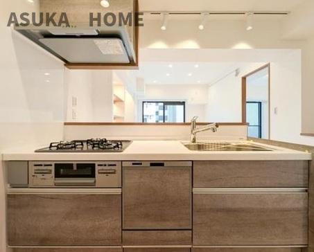 ライオンズマンション横浜大通り公園南のキッチン|広々としたキッチンはお子様と並んでお料理でき、コミュニケーションが育めますね。