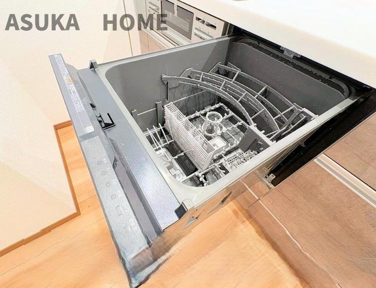 ライオンズマンション横浜大通り公園南のキッチン|日々の家事の負担を軽減させる、食器洗浄機付きのキッチンです。
