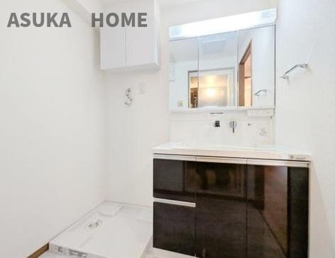 ライオンズマンション横浜大通り公園南の独立洗面台|広々とした洗面室には三面鏡付き独立洗面台で収納もあり使い勝手がいいですね。