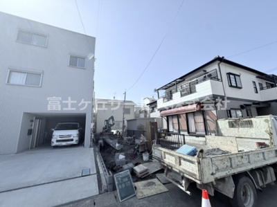 【外観】 | 静岡市清水区蜂ヶ谷南町 2期 新築一戸建て | 現在建築中の外観画像です。ご内覧は同じメーカーの完成物件へご案内いたしますので、いつでもご相談ください！